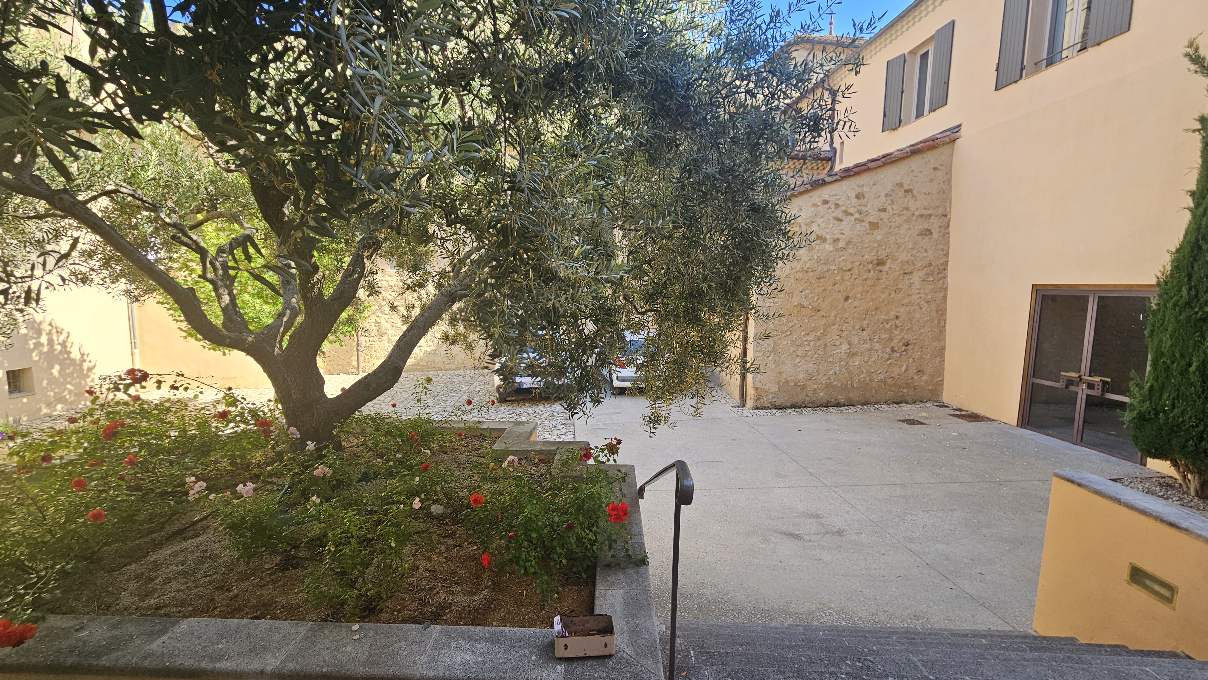 E.3-Cour de la MAIRIE
